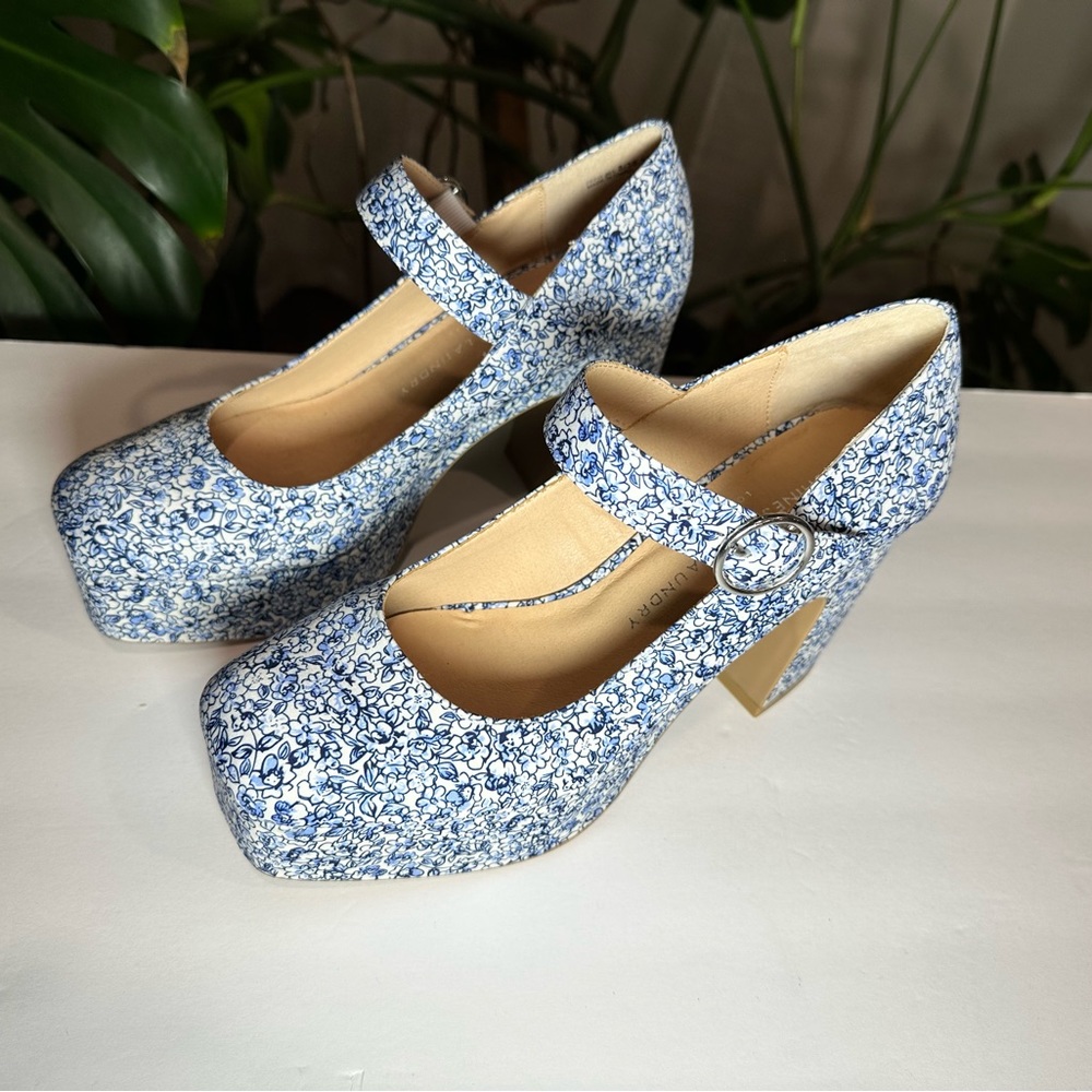Chinese Laundry Pollyanne Heels  Size 8 Beautiful Blue Flowers